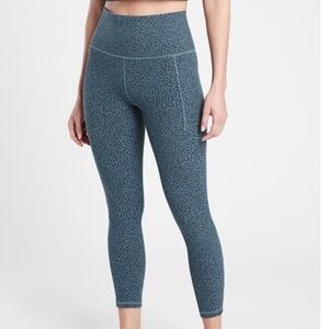 Athleta women's XS salutation stash ii textured tight leopard leggings